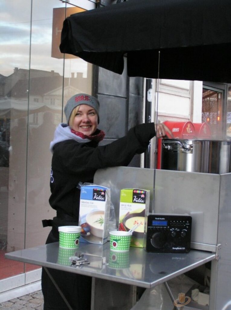 Brīvajā laikā no studijām maģistrantūrā Kopenhāgenas universitātē Ginta strādā par karstas zupas tirgotāju. 
Autors: No personīgā arhīva