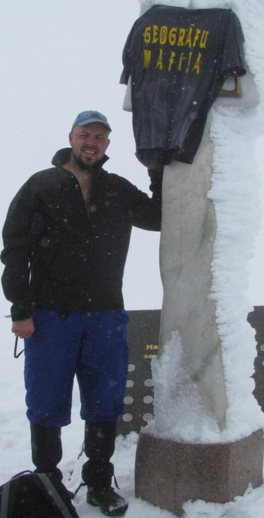 Zintim Vartam tā ir tradīcija: visās iekarotajās kalnu virsotnēs uz brīdi tiek izkārts tikai “ģeogrāfu mafijai” raksturīgais T - krekls. 
Autors: No personīgā arhīva