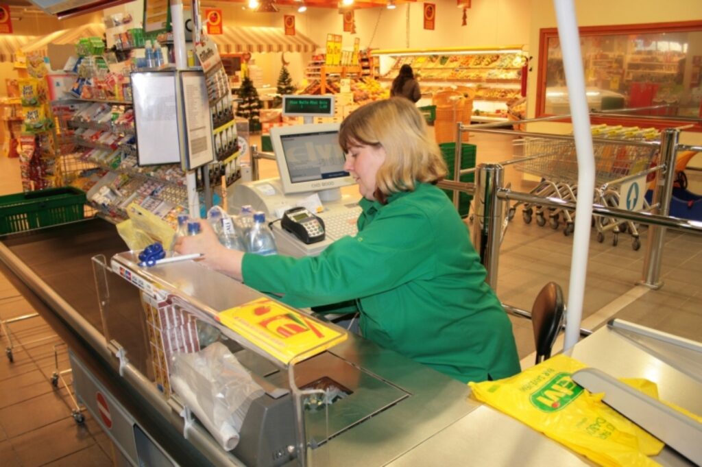 Tirdzniecības centra “Elvi” pārdevēja Vita Aumeistere nekreņķējas par mazāku pircēju skaitu. Pēc lieliem svētkiem tā esot vienmēr – cilvēki savus tēriņa limitus ir izsmēluši, tiem gatavojoties un pērkot neikdienišķākus našķus.
Autors: Aldis Dubļāns