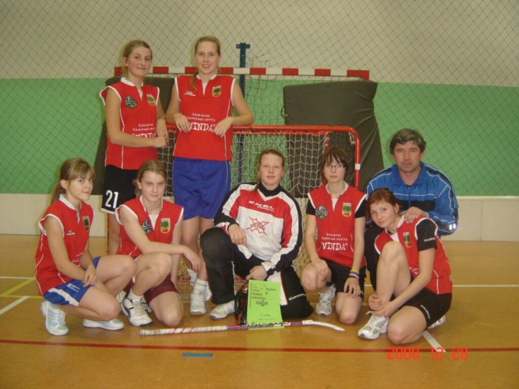 Jaunākajā meiteņu grupā kopā ar Valmieras meitenēm savu pieredzi florbola prasmē kaldināja valcēnietes Arta Paula Nuķe un Signe Butkina.
Autors: No personīgā arhīva