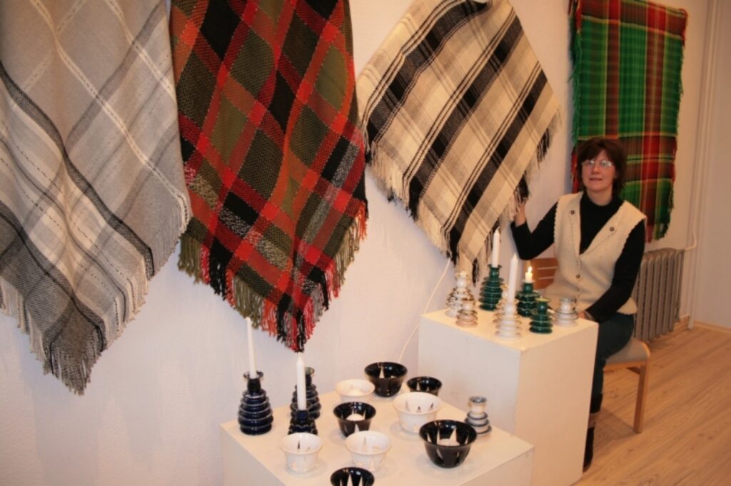 Lietišķās mākslas studijas vadītāja Inese Pētersone šo izstādi velta 40. dzimšanas dienai, kopš studija ieguvusi tautas nosaukumu.
Autors: Aldis Dubļāns