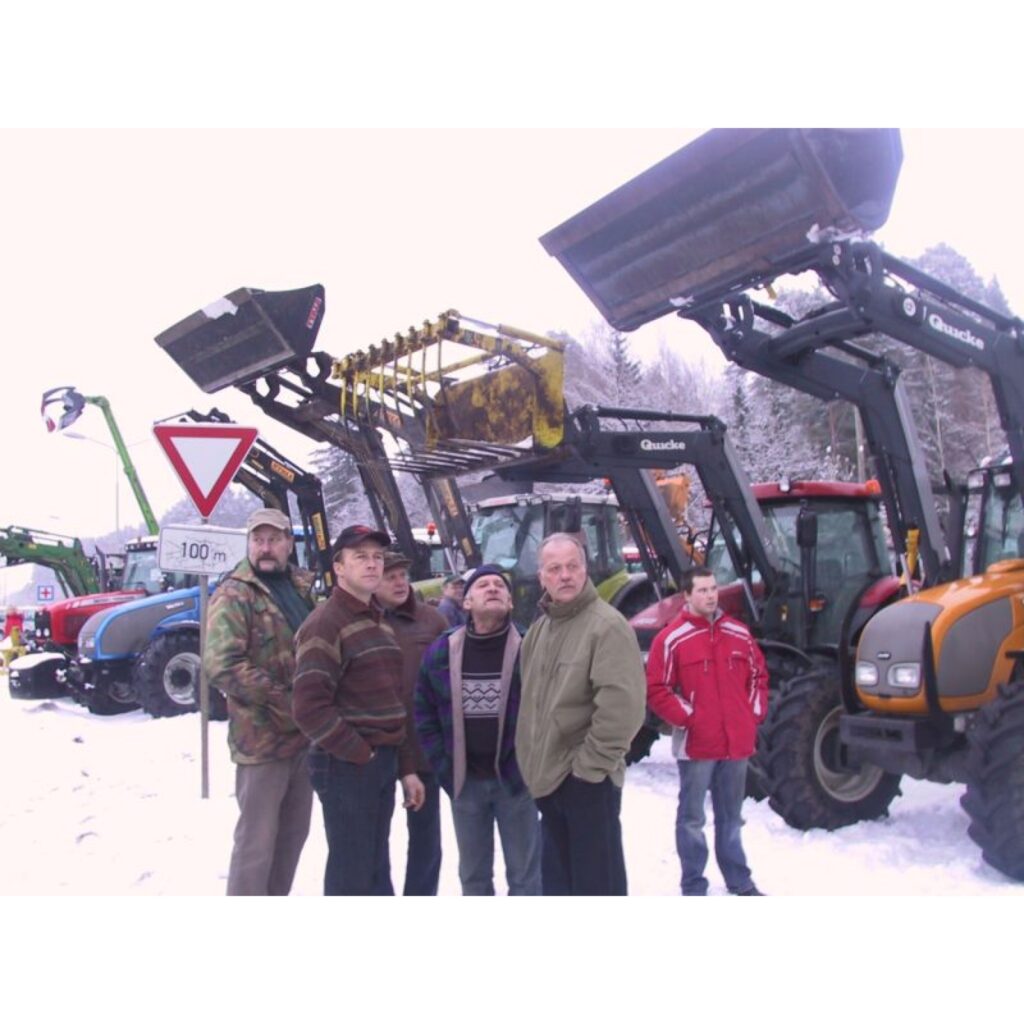 Valmierā, stāvlaukumā pie apvedceļa, kas atrodas netālu no Vidzemes slimnīcas, sapulcējušies vairāk nekā 200 lauksaimnieki miermīlīgai protesta akcijai, lai pievērstu valdības uzmanību krīzei lauksaimniecībā.
Autors: Sandra Pētersone