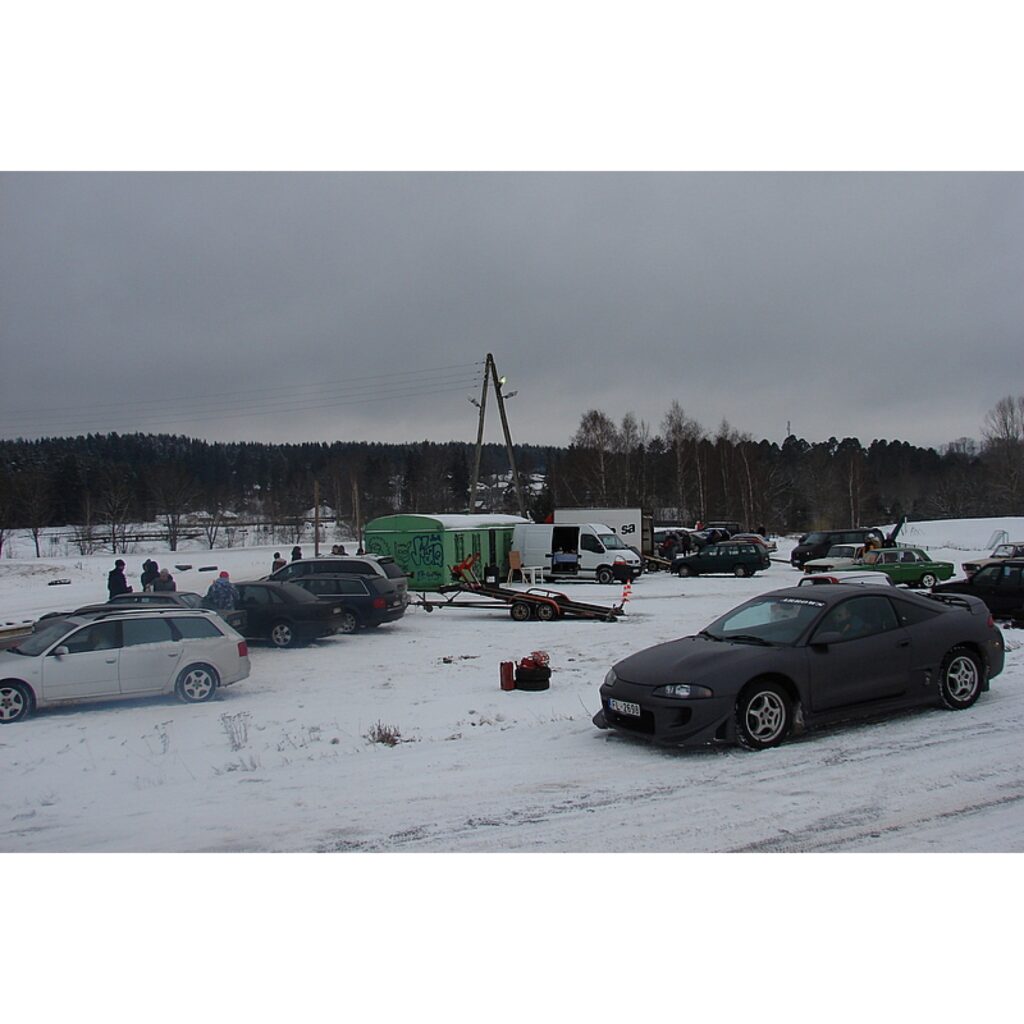 Šodien „Amatieru kausā 2009” sacentās 43 dalībnieki

Visas dienas garumā „Tepera” trasē, Smiltenē norisinājās „Amatieru kausa” 5. posms, kurā dalībnieki startēja ar visdažādāko marku automašīnām. Nav svarīgi, vai tev ir „Moskvičs” vai...
Autors: Santa Sinka