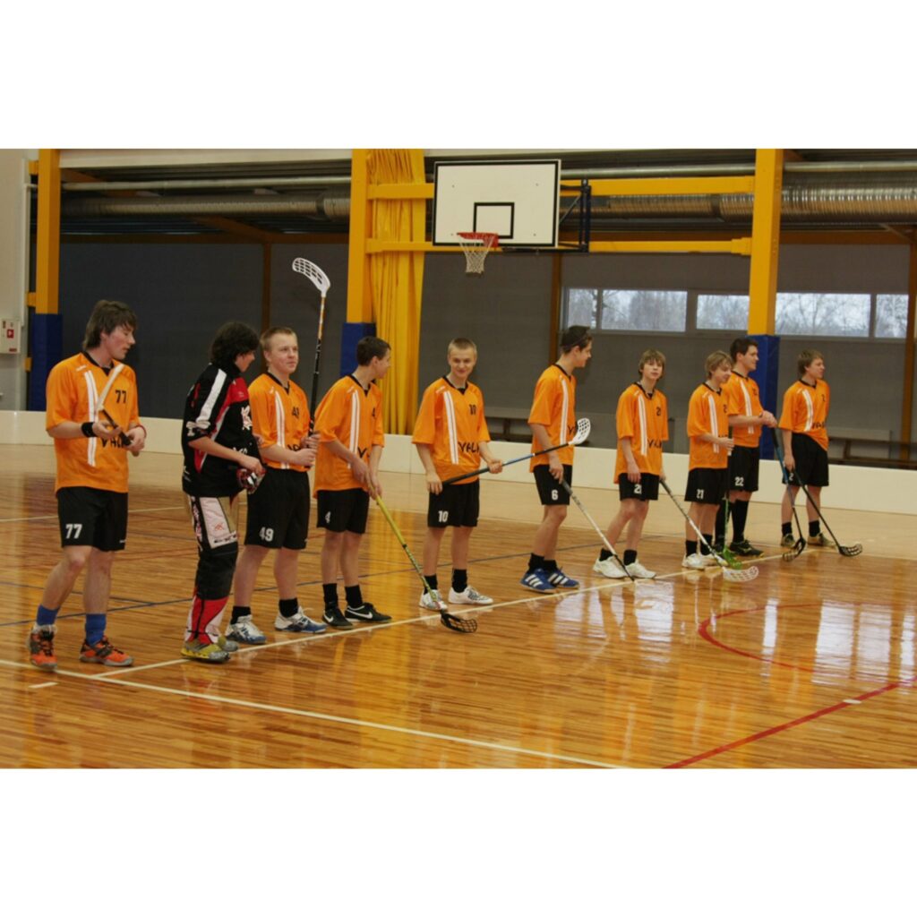 Nenoliedzami, ka florbols Valkā ir kļuvis par populārāko sporta veidu.

Pirms pāris stundām uzsākās Valkas šā gada atklātais čempionāts florbolā. Tajā piedalās 10 komandas un tas ir krietni vairāk nekā sporta dzīves vadītāji paredzēja....
Autors: Aldis Dubļāns