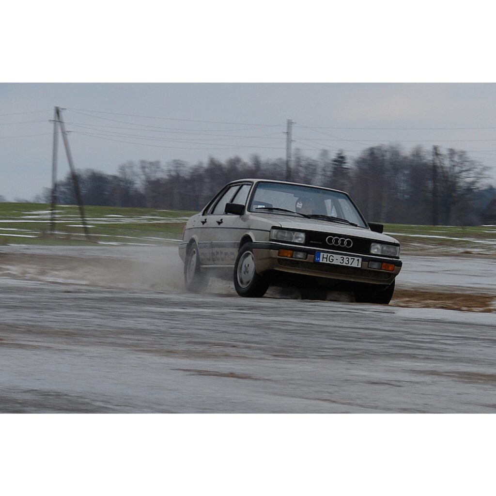 Amatieru maču 4. posms Smiltenē pulcēja nedaudz mazāk dalībnieku, kā iepriekšējos posmos. Taču šajā posmā piedalījās jauni dalībnieki no Jelgavas un Valmieras. Pavisam trasē devās divdesmit dalībnieku. Šoreiz autosportisti Edgars Tralla un...
Autors: Santa Sinka