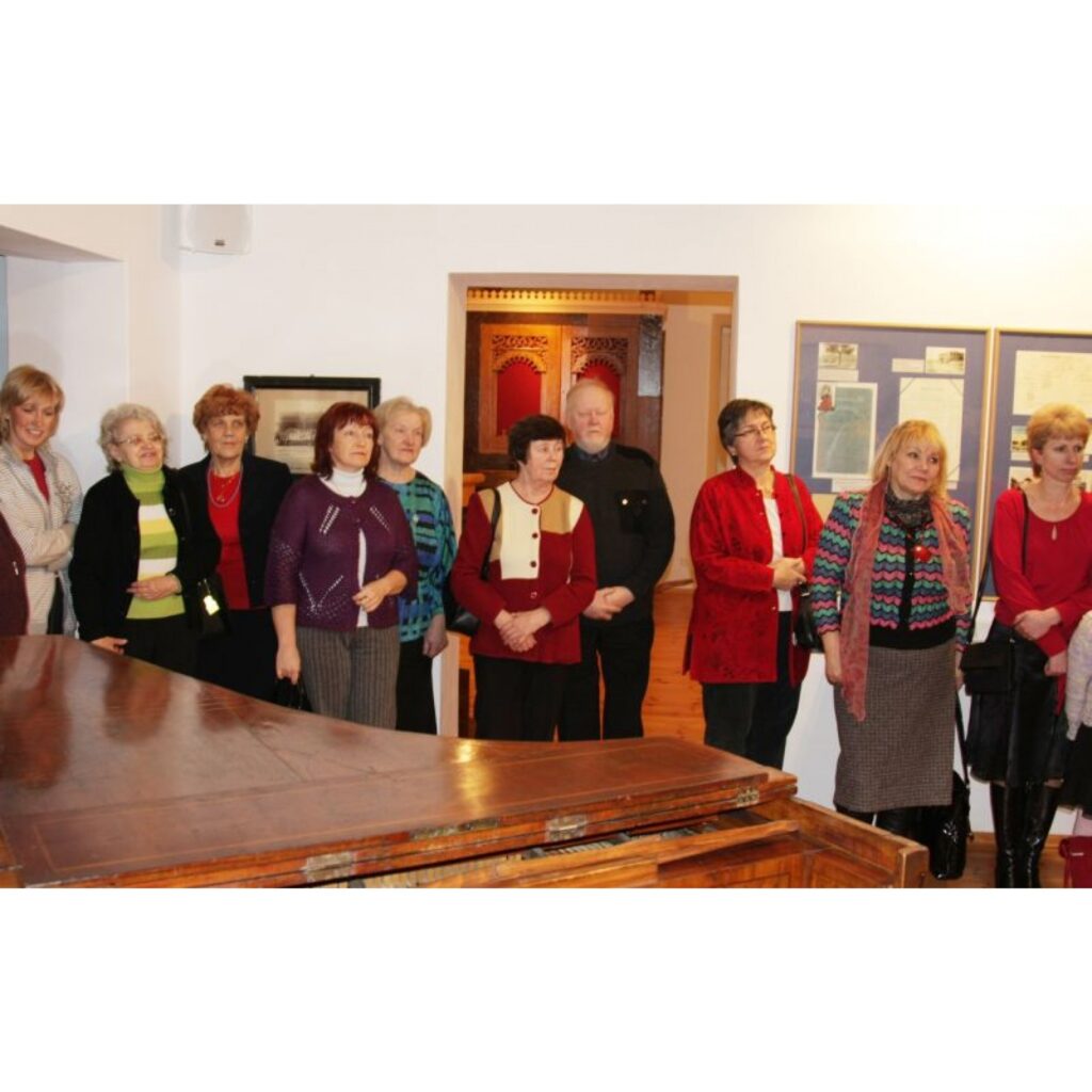 Ir noslēdzies tradicionālais, ikgadējais Valkas Dāmu kluba organizētais konkurss “Gaišākie logi un mājas Ziemassvētkus un gadu miju gaidot” pilsētā. Tas notiek kopš 2003. gada. Noslēguma pasākums ar balvu pasniegšanu notika ceturtdien...
Autors: Aldis Dubļāns