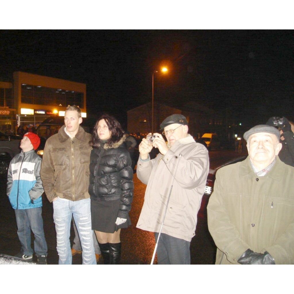 Vairāki simti smilteniešu un apkārtējo pagastu iedzīvotāju šonakt kopā sagaidīja Jauno gadu Baznīcas laukumā. Tur, veroties debesīs, varēja redzēt kā uzzied Smiltenes domes sarūpētais svētku salūts. 
Autors: Sarmīte Ozola