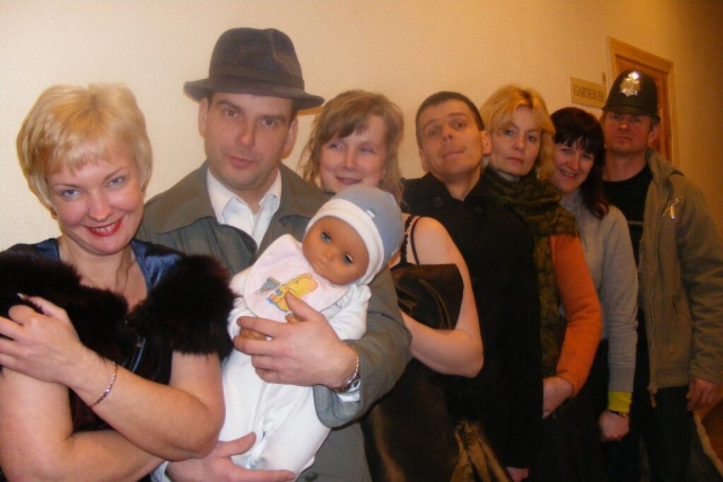 “Mans luteklītis” lomās (no kreisās) Elita Stoša, Ivars Palejs, Zeltīte Āboliņa, Valdis Šaicāns, Aīda Vītola, Jana Matuka un Aigars Matuks. 
Autors: No personīgā arhīva