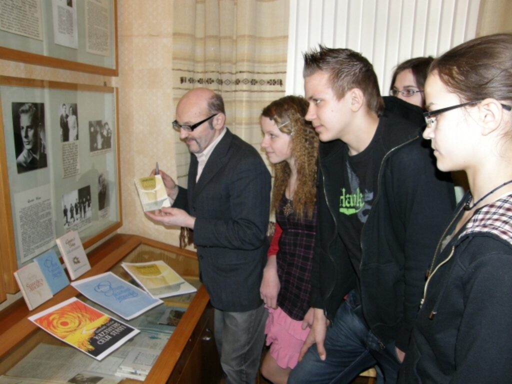 Skolas muzejā : Ojāra Vācieša Gaujienas vidusskolas skolotājs Andrejs Puļļa jaunos autorus, avīžniekus iepazīstina ar skolas muzeja materiāliem par dzejnieku Gunāru Selgu
Autors: No personīgā arhīva