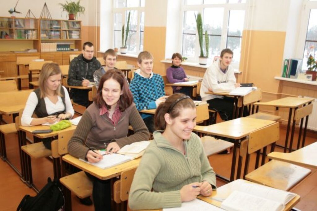 Skolas pirmo proģimnāzistu klase - 12.b - šodien bija patukša, jo, kā jau sabiedriski aktīvi ļaudis, daži skolēni bija aizbraukuši uz teātru festivālu.
Autors: Aldis Dubļāns