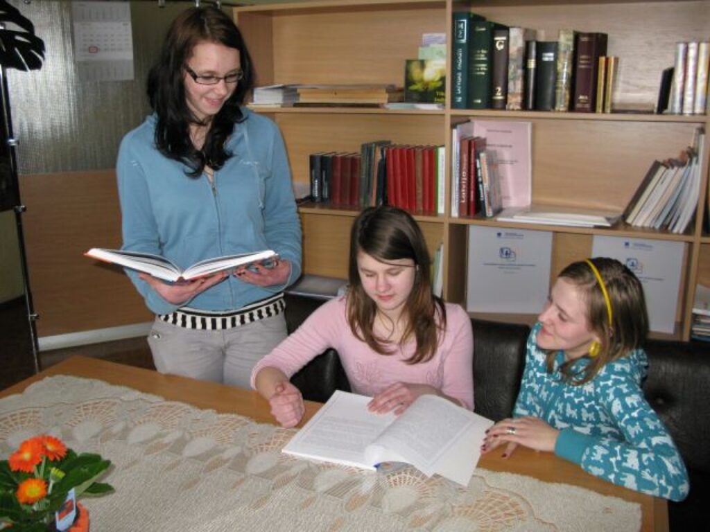 Dita Brante, Linda Ozola un Sigita Zaļā jau spriež, kā rīkot nākamo atpūtas vakaru vecākiem, piemēram, aicināt piedalīties viktorīnā. 
Autors: Sandra Pētersone