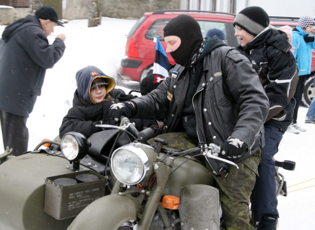 Vislielākie prieki Igaunijas neatkarības gadadienā bija bērniem dažādās izklaidēs. Kur nu vēl aizraujošāks piedzīvojums par vizināšanos kara laika motociklā ar tam piestiprinātām kamanām aizmugurē. 
Autors: Aldis Dubļāns