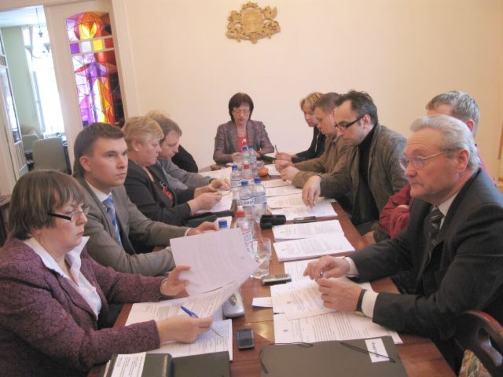  Pirmdien Valkas domes deputāti nolēma atlikt jautājumu līdz martam par pašvaldības delegācijas braucienu uz konferenci Zviedrijā. 
Autors: Inguna Medne