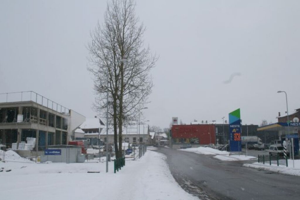 Netālu no Latvijas – Igaunijas robežpārejas uz Rīgas ielas būvējas jauns lielveikals “Rimi”, bet turpat netālu atrodas arī valcēniešu iecienītais lielveikals “Selver”.
Autors: Inga Karpova