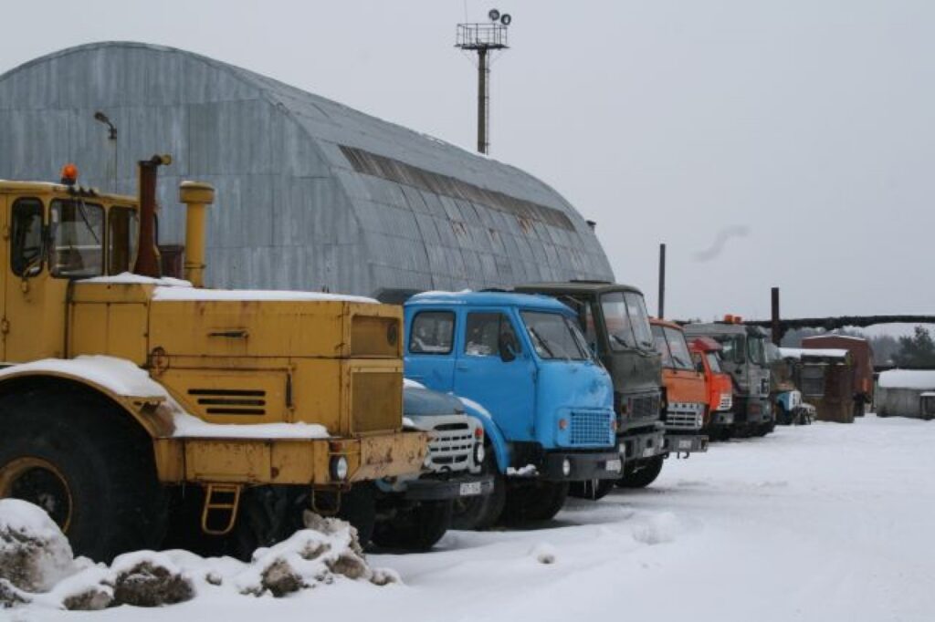 Uzņēmuma “Valkas meliorācija” pagalms ir pilns ar tehniku, bet tai nav kur doties.
Autors: Aivars Zilbers