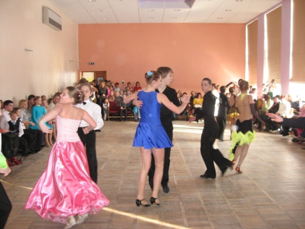 Valkas ģimnāzijas audzēkņi Arta Nuķe un Mārcis Auzāns (vidū) izpilda E un augstākas klases figūras. Viņiem 4. vieta.
Autors: No personīgā arhīva