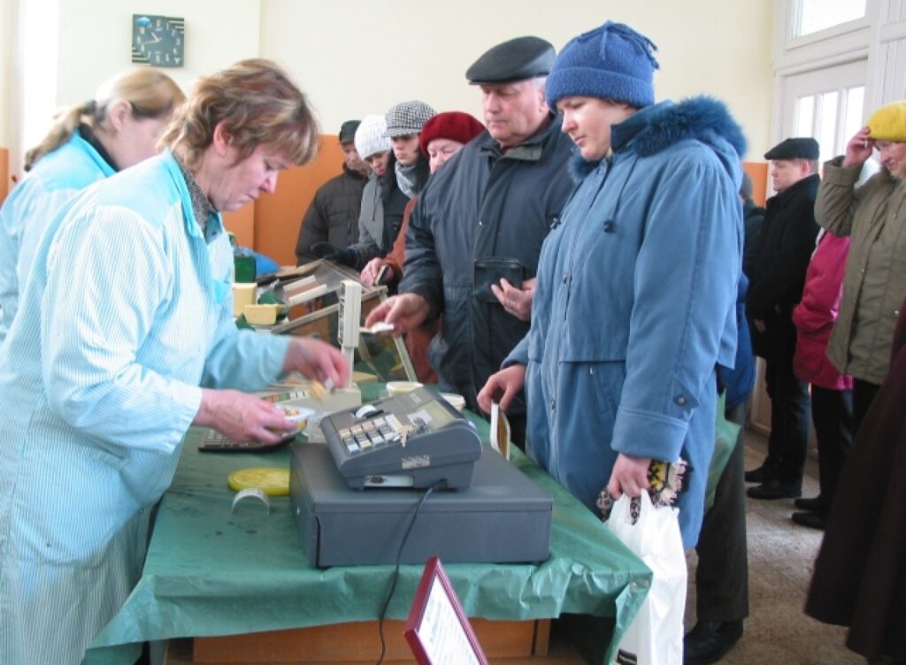 Nadežda Čerņavska un Dace Terentjeva katru sestdienu mēro ceļu uz Valku, kur par ievērojami zemākām cenām nekā lielveikalos pārdod sieru un citus piena izstrādājumus. 
Autors: Aldis Dubļāns