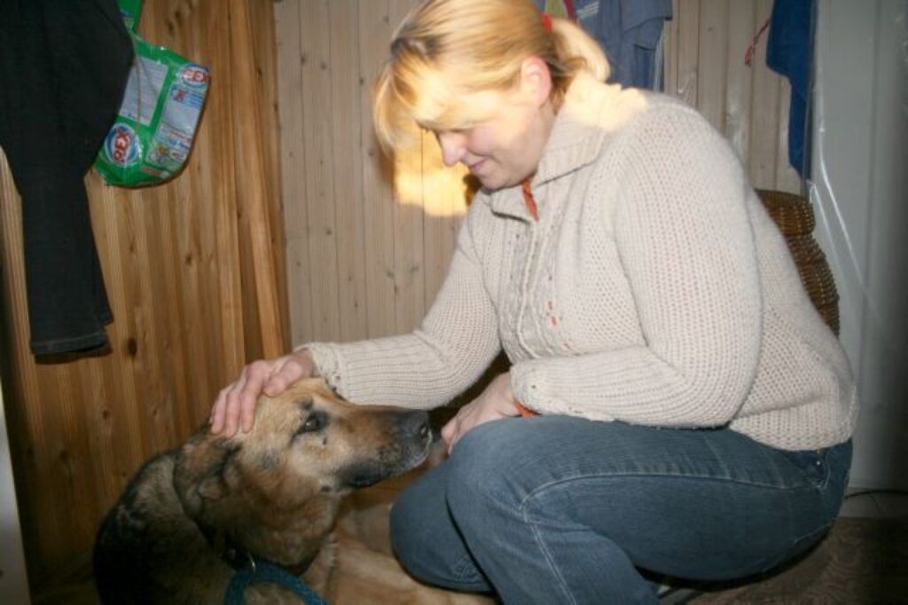  Lādzīgais milzenis savai glābējai Astra Kalvei ar pateicību un suņa uzticību skatās acīs.
Autors: Inga Karpova