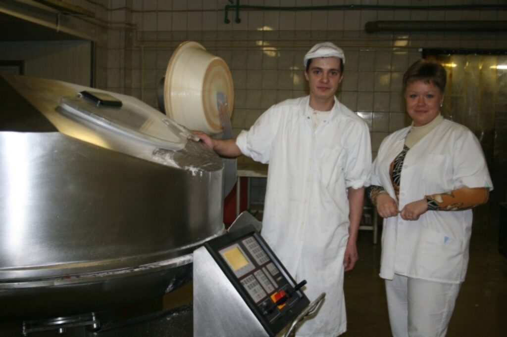 Ražošanas daļas vadītāja Dana Nuruļļina ar kuterētāju Arti Reinsonu lepojas ar ražošanas ceha “sirdi” - jauno vārīto desu ražošanas iekārtu.
Autors: Inga Karpova