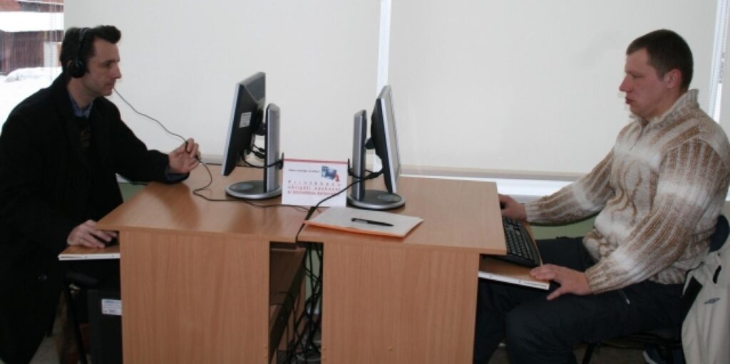 Arī tagad Valkas pilsētas bibliotēkā netrūkst apmeklētāju, kuri vēlas izmantot internetu. Iestādes darbinieki domā, ka konkursa laikā šo iespēju pratīs novērtēt vēl vairāk lasītāju.
Autors: Aivars Zilbers