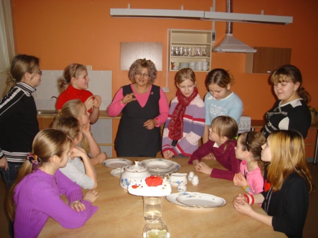 Strenču vidusskolas mājturības skolotāja Sanita Ļeļeva cer, ka jaunajā mācību virtuvē skolnieces iemācīsies gatavot dažādus ēdienus un kļūs par labām saimniecēm. 
Autors: Sandra Pētersone