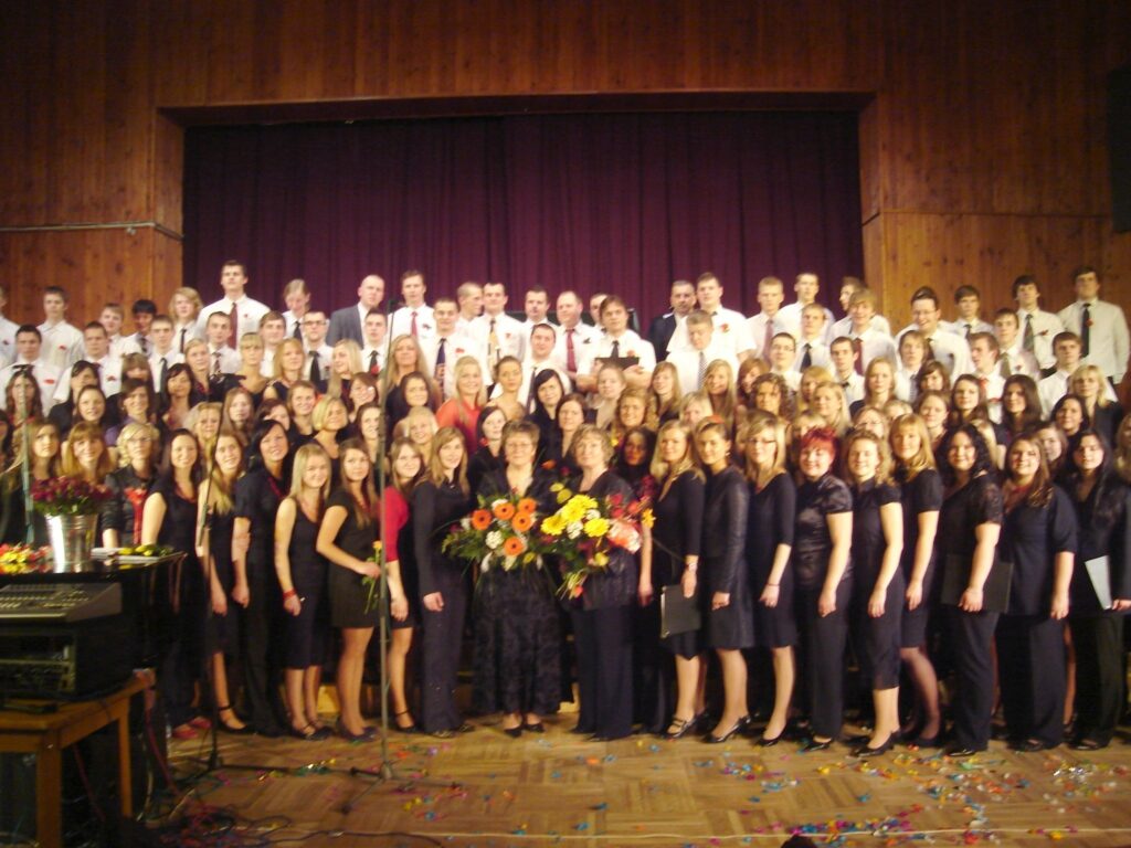 Koris lido viens “Paldies, jums!” Klausītājiem par aplausiem, ziediem un labajiem vārdiem pateicas koristi.
Autors: Sandra Pētersone