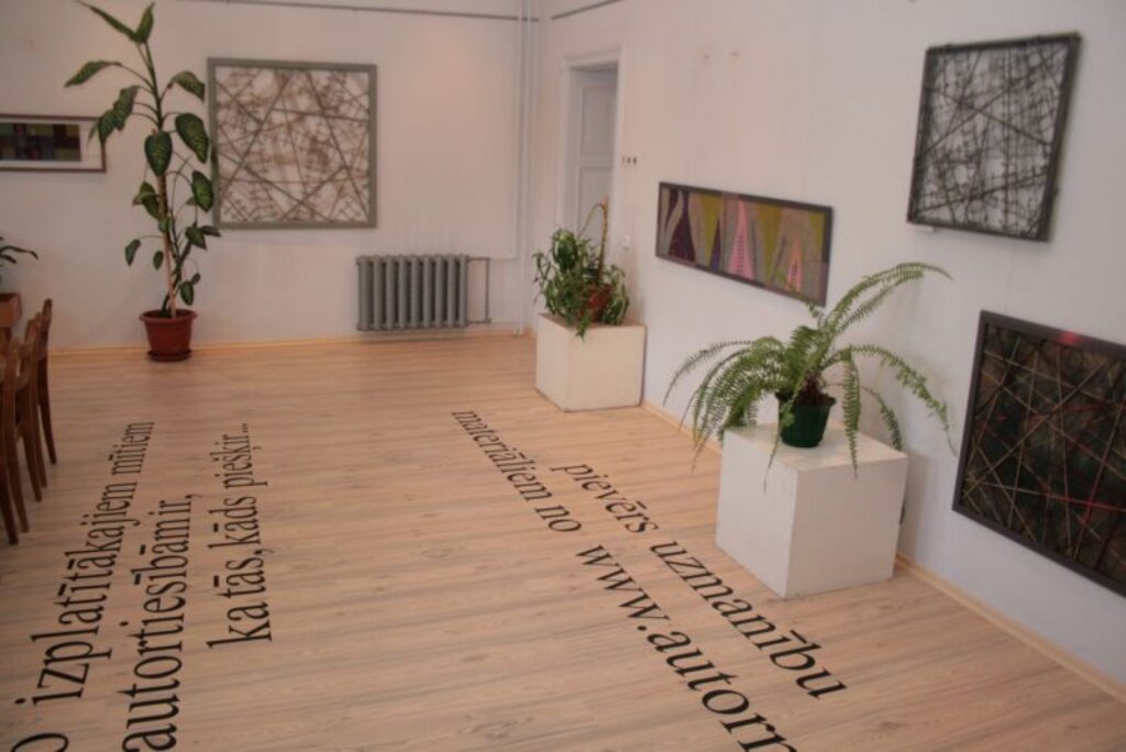 Viens no izplatītākajiem mītiem par autortiesībām ir, ka tās kāds piešķir... - citāts uz ekspozīcijas grīdas.
Autors: Aldis Dubļāns