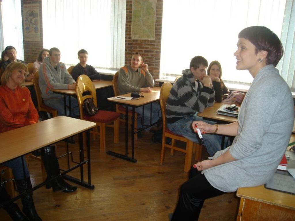 Programmas “Iespējamā misija” aicinājumam doties uz skolām atsaucās arī “TV 3 Latvija” ģenerāldirektore Baiba Zūzena un uz brīdi kļuva par skolotāju Smiltenes ģimnāzijas 12.b klasei.
Autors: Sandra Pētersone