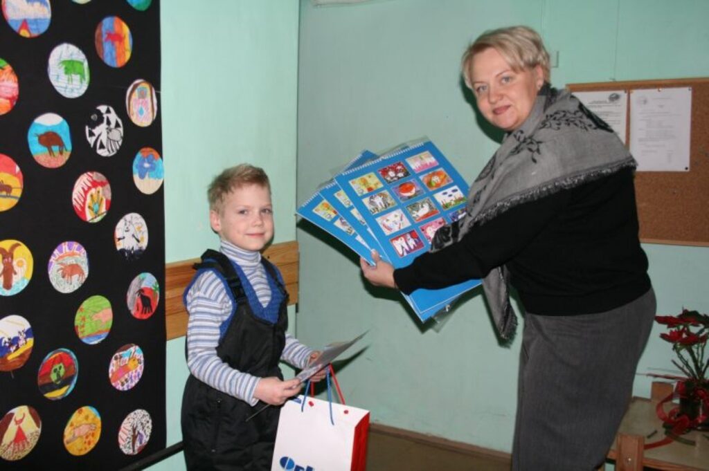 Piektdien Ziemeļaustrumu Latvijas Mutes veselības centra Valmieras  higiēniste Zane Ģērmane pasniedza balvas vienam no konkursa uzvarētājiem – valcēnietim Marekam Eglītem. 
Autors: Inga Karpova