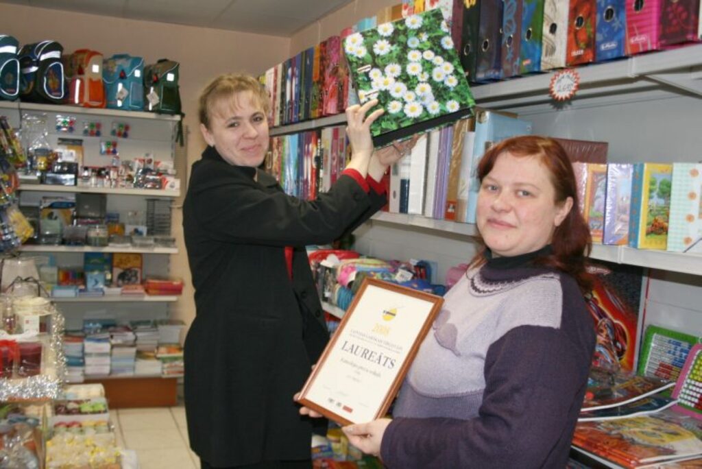 Veikala “Freko” vadītāja Aija Kārkliņa (no labās) un pārdevēja Evita Kārkliņa uzskata, ka viņu darbā pirmā vieta ierādīta klientiem.
Autors: Aivars Zilbers