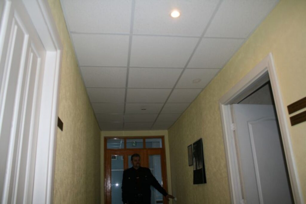 Valkas brigādes ugunsdzēsēju depo taupības nolūkos koridorā atstāta tikai viena spuldzīte. 
Autors: Aivars Zilbers