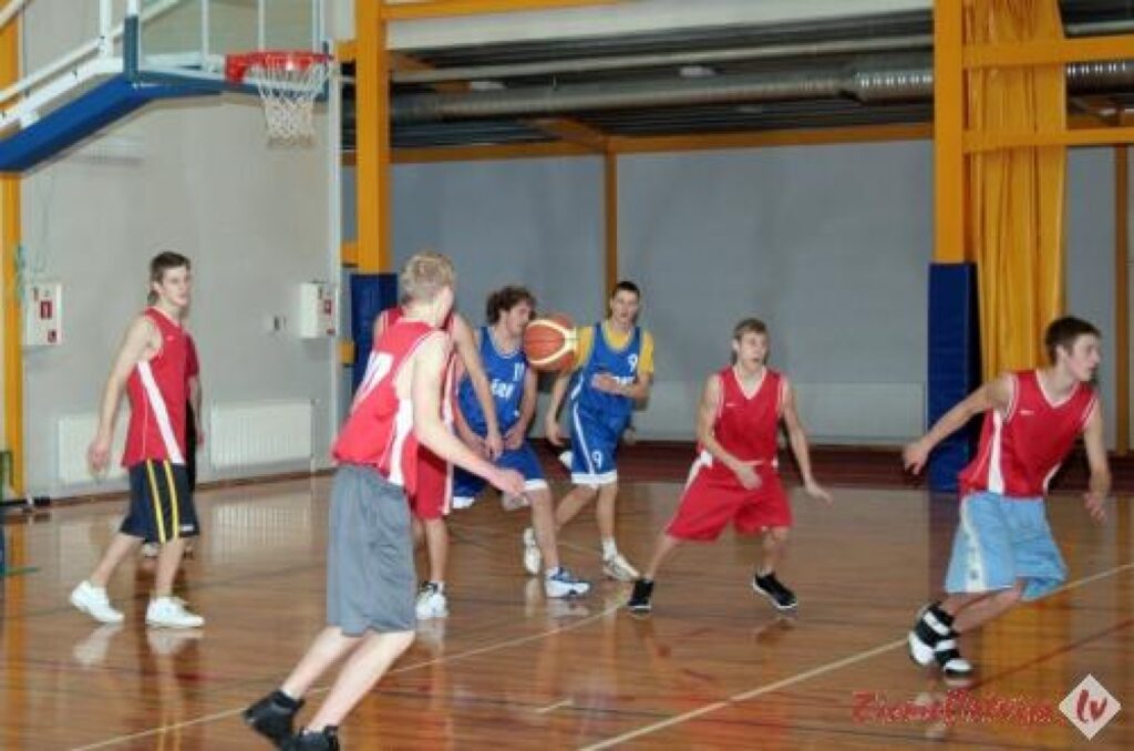  Pēc nesekmīga kārķēniešu uzbrukuma cerībā palielināt rezultāta starpību, uzbrukumā dodas Valkas ģimnāzisti.
Autors: Aldis Dubļāns