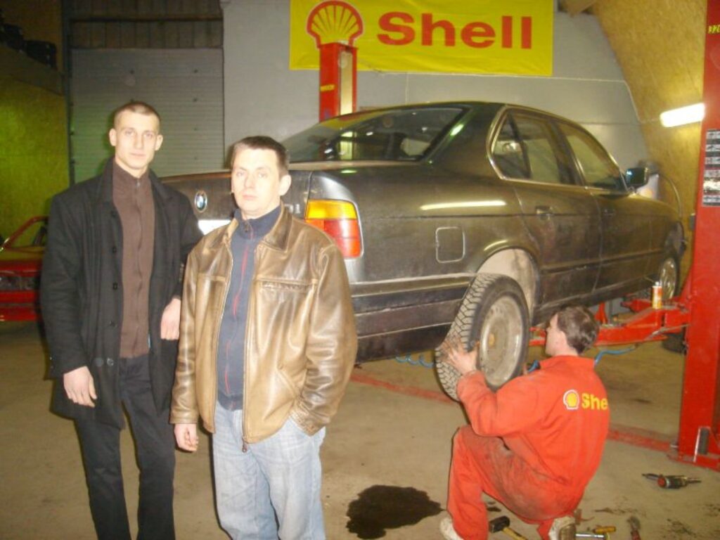 “Tagad cilvēki palīdzību meklē tad, kad vairs nevar pabraukt,” secina autoservisa “Serviss Ligumss” rīkotājdirektors Māris Stalis (no kreisās) un meistars Jānis Kazeks. 
Autors: Sandra Pētersone