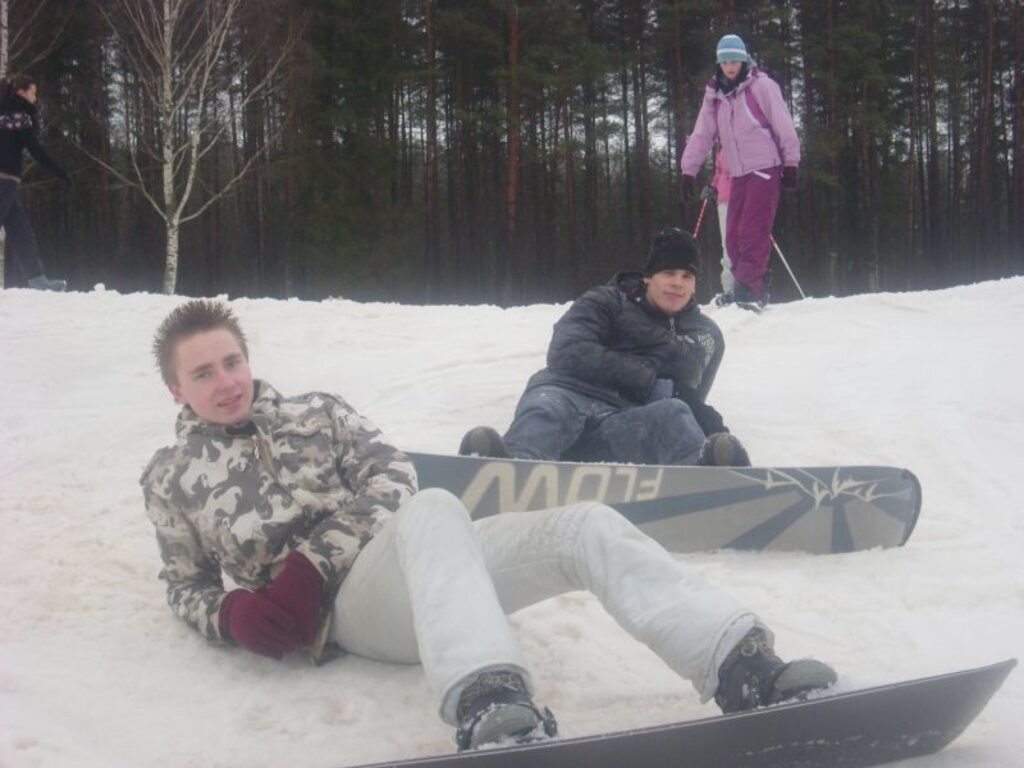 Slēpošanas centrā Strenču vidusskolēni saņem visu vajadzīgo inventāru. Katrs atbilstoši savām prasmēm var izvēlēties kalnu slēpošanu, snovbordu vai šļūkšanu ar kameru pa speciāli ierīkotu trasi. 
Autors: No personīgā arhīva