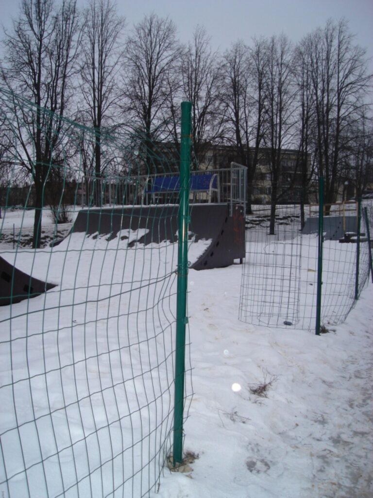 Smiltenes skeitparka (attēlā) un bērnu rotaļu laukuma nožogojums mēneša laikā piedzīvojis jau vairākus uzbrukumus.
Autors: Sandra Pētersone