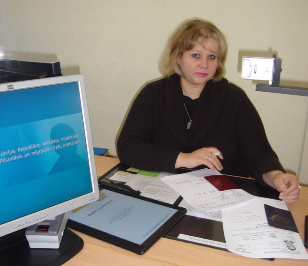 Pilsonības un migrācijas lietu pārvaldes Valkas nodaļas vadītājas vietniece Inese Jansone katru otrdienu Smiltenē pieņem apmeklētājus, kuri vēlas iesniegt pieteikumus Latvijas Republikas pilsoņa pasei un pēc tam saņemt dokumentu. Viņa priecājas, ka var apkalpot vēl vairāk cilvēku tuvāk viņu dzīvesvietai. 
Autors: Santa Sinka