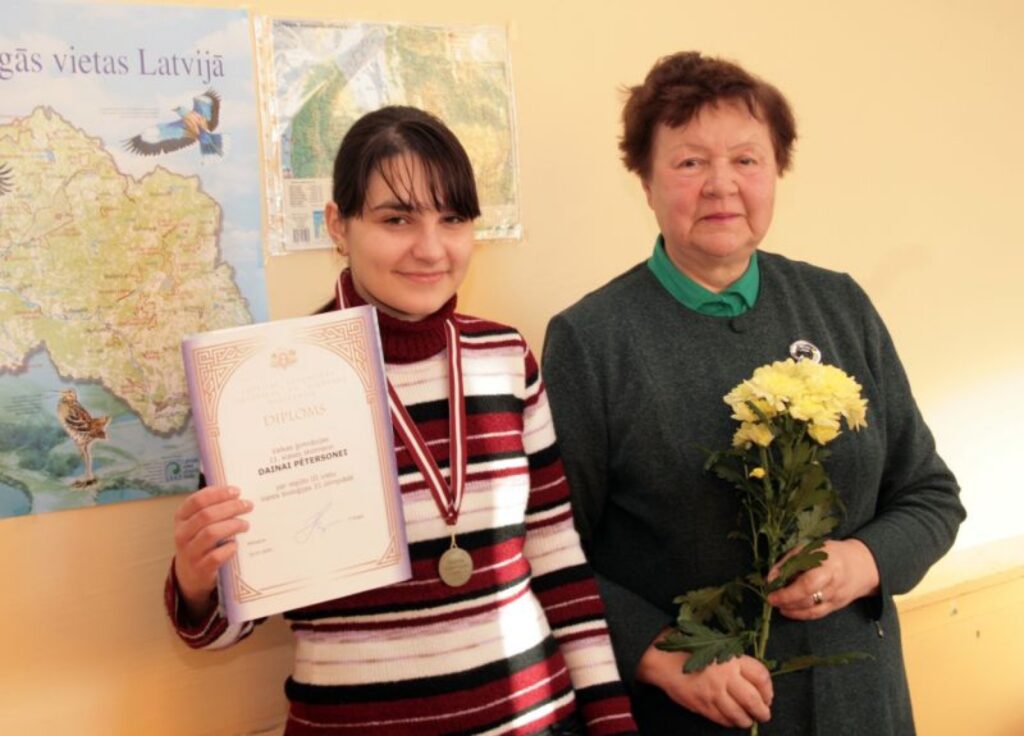 Lai izcīnītu trešo vietu valsts bioloģijas olimpiādē, Daina Pētersone kopā ar skolotāju Vitāliju Voliņu pavadījušas daudzas brīvā laika stundas.
Autors: Aldis Dubļāns