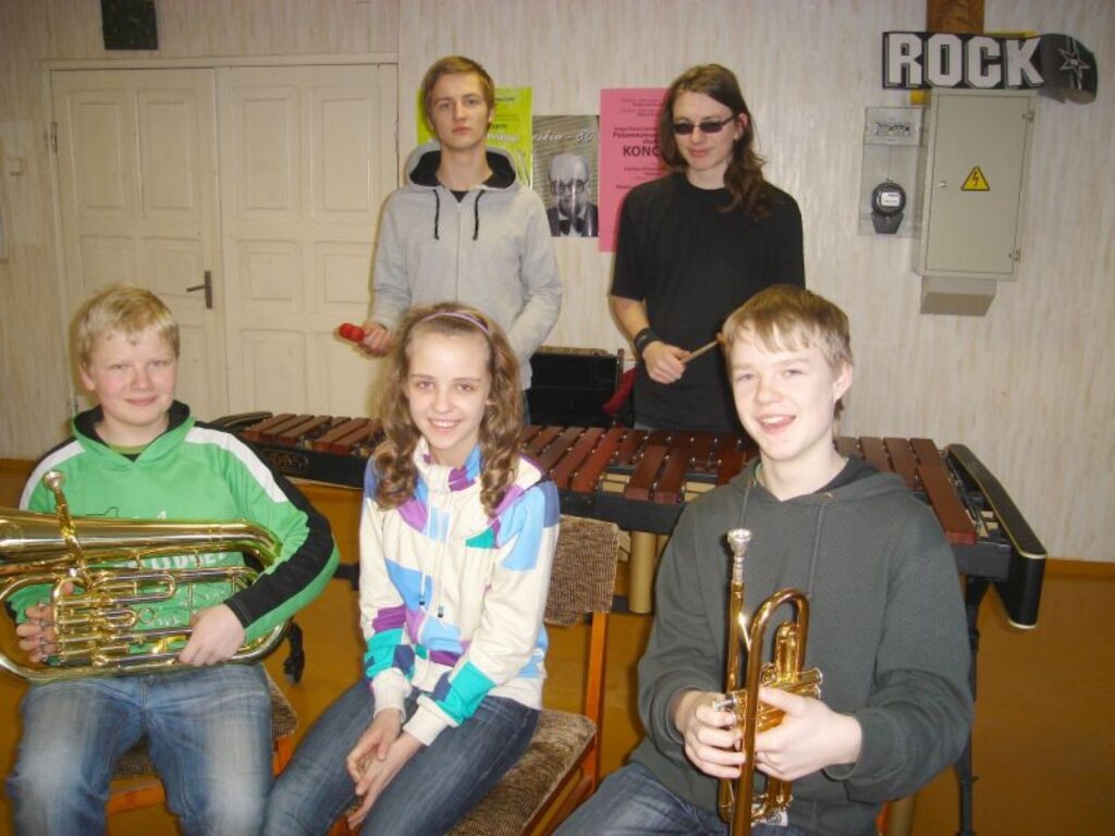 Smiltenes mūzikas skolu valsts konkursā pārstāvēja Jānis Namnieks (pirmajā rindā no kreisās), Ieva Laganovska, Raivis Šmits, Daniels Groza (otrajā rindā no kreisās) un Matīss Bērzs.
Autors: Sandra Pētersone