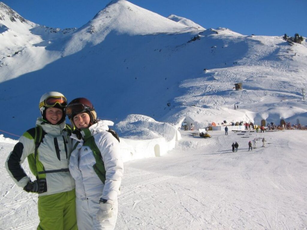 Kalnu slēpošana Ingu un viņas draudzeni Rūtu Pauloviču neaizrāva, toties piesaistīja snovbords.
Autors: No personīgā arhīva