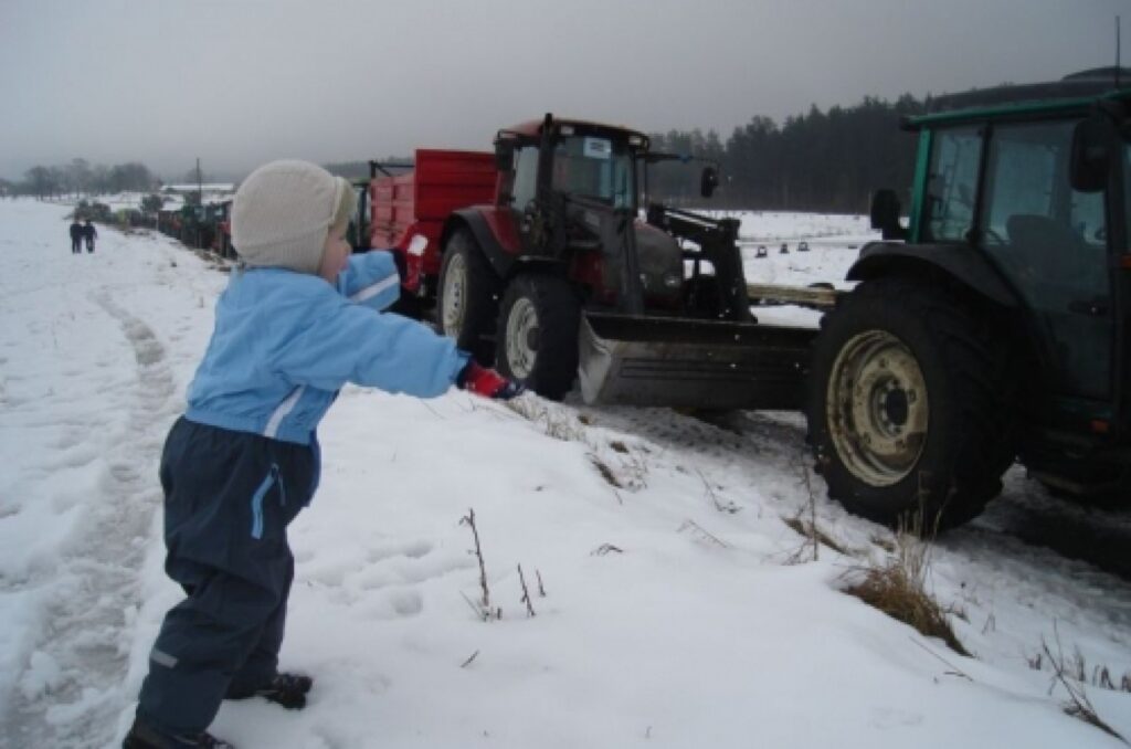 Aizvadītajā nedēļā daudzviet Latvijā notikušās zemnieku protesta akcijas nelīdzēja, lai valdība izpildītu lauksaimnieku prasības. Šodien zemnieku smagā tehnika dodas uz Rīgu.
Autors: Sandra Pētersone
