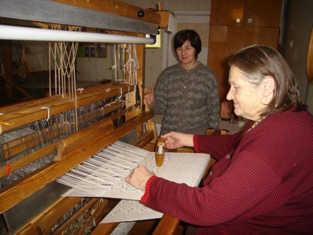 Tautas lietišķās mākslas studijas “Smiltene” vadītāja Inese Kauliņa (no kreisās) cer, ka jaunajās telpās varēs labāk popularizēt Ausmas Dūles un citu tautas daiļamata meistaru darbu.
Autors: Sandra Pētersone