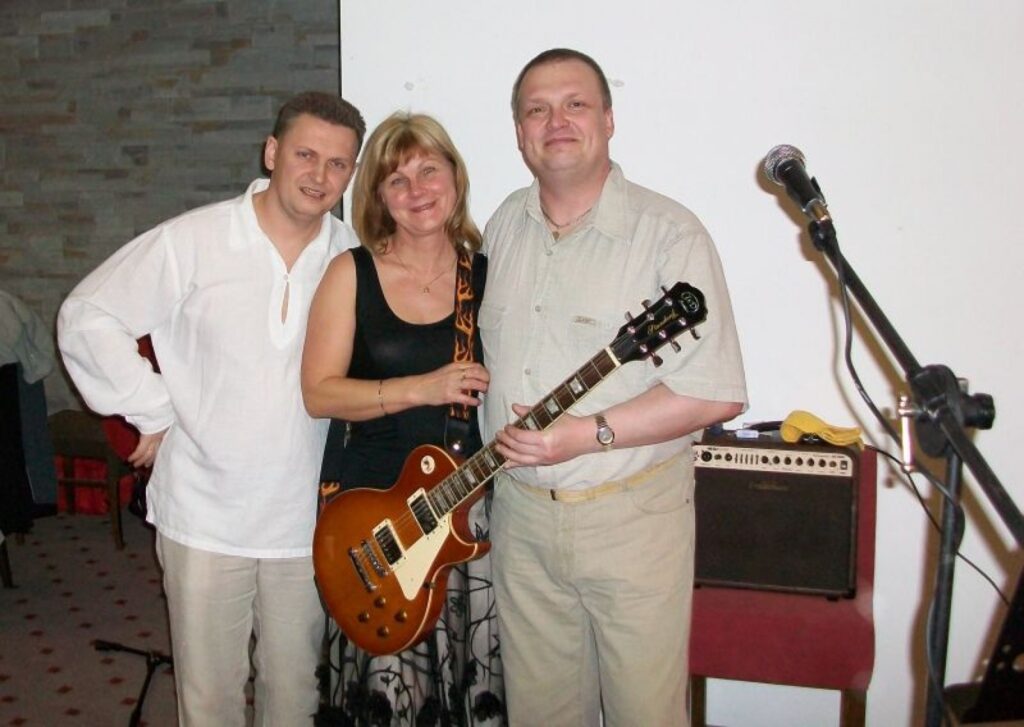 Muzicējot Īrijā, Aivars Pidiks (no kreisās) un Gatis Samučonoks, sastapa pazīstamus tautiešus, arī bijušo smiltenieti Ilonu Meiieri, kura savulaik mācījusies kopā ar Gata brāļa sievu.
Autors: No personīgā arhīva