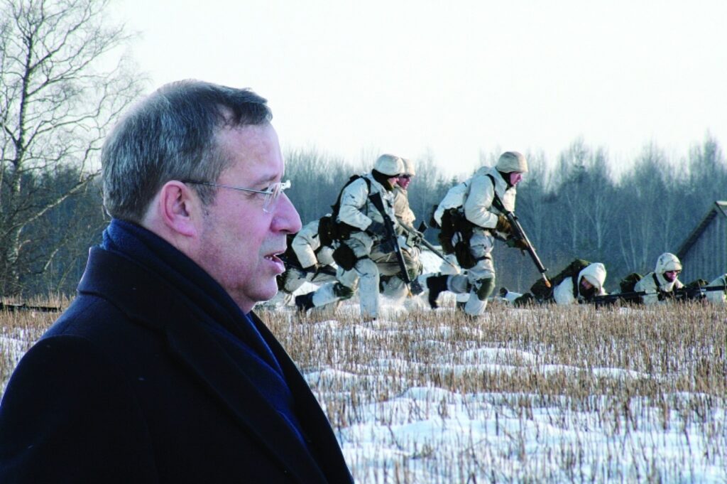 Igaunijas prezidents Tomass Hendriks Ilvess noraugās vēsturiskās kaujas imitācijā.
Autors: Aldis Dubļāns