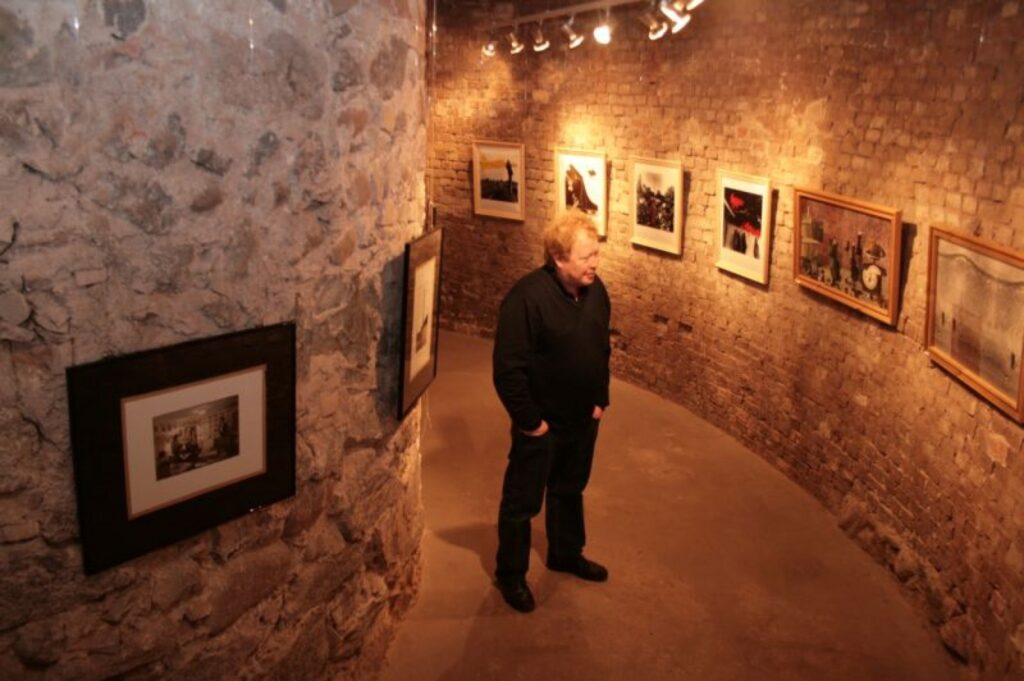 Mākslas zinātnieks Aivars Leitis domā, ka “Reflex antiqua” ekspozīcija izskatās labi.
Autors: Aldis Dubļāns