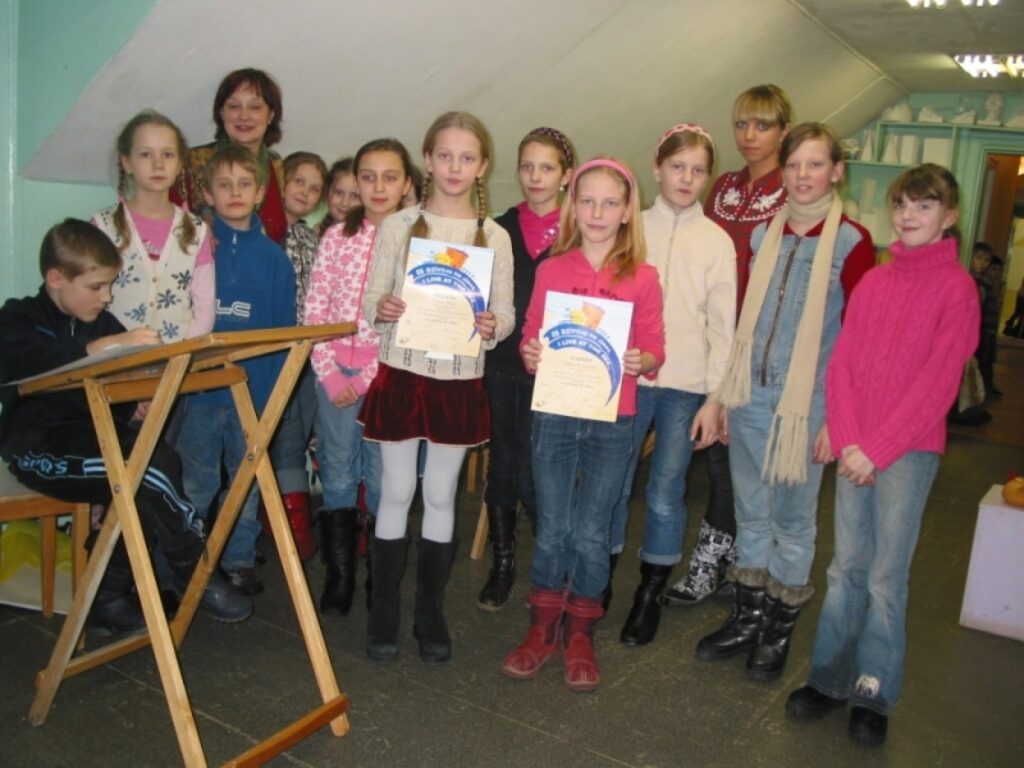 Visi šie Valkas mākslas skolas audzēkņi piedalījās konkursā par jūru, taču Atzinības rakstus saņēma Elīna Ūdre un Džineta Zariņa. 
Autors: Aldis Dubļāns