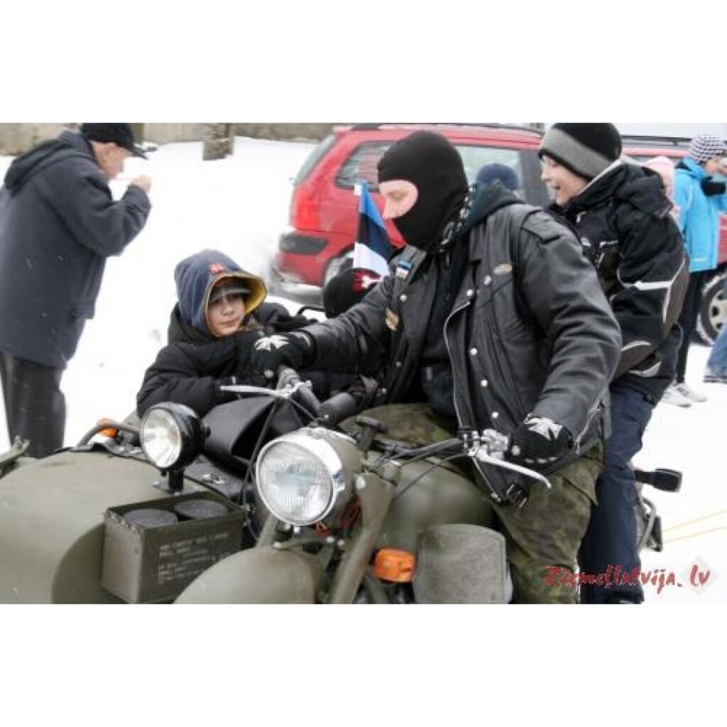 1. Vislielākie prieki Igaunijas neatkarības gadadienā bija bērniem dažādās izklaidēs. Kur nu vēl aizraujošāks piedzīvojums par vizināšanos kara laika motociklā ar tam piestiprinātām kamanām aizmugurē. 

2. Patriotiskās audzināšanas muzeja...
Autors: Aldis Dubļāns