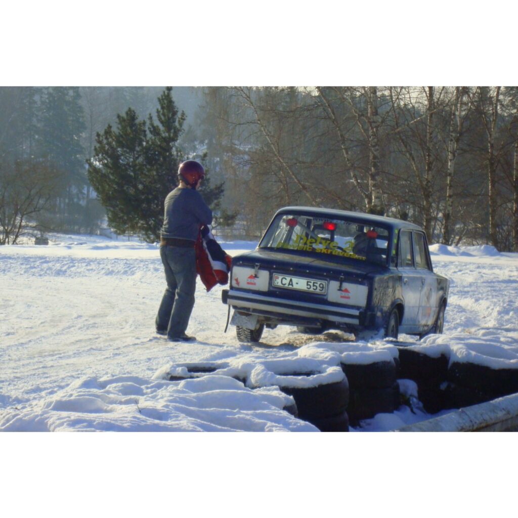 Svētdien Smiltenes supersprinta trasē norisinājās „Amatieru kauss 2009”. Kad sezona tuvojas beigām, amatieriem katrs sacensībās iegūtais vai konkurentam zaudētais punkts ir svarīgs.
Visas dienas garumā uz meistarību, pieredzi un veiksmi...
Autors: Santa Sinka