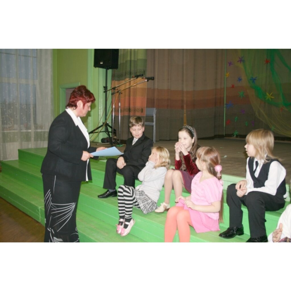 Skolas direktore Lilita Kreicberga: Ikviens saņemot skolas simbolu – sudraba gredzenu – savai skolai dod solījumu uz mūžu to atcerēties, godāt un pieminēt. 
Autors: Inga Karpova