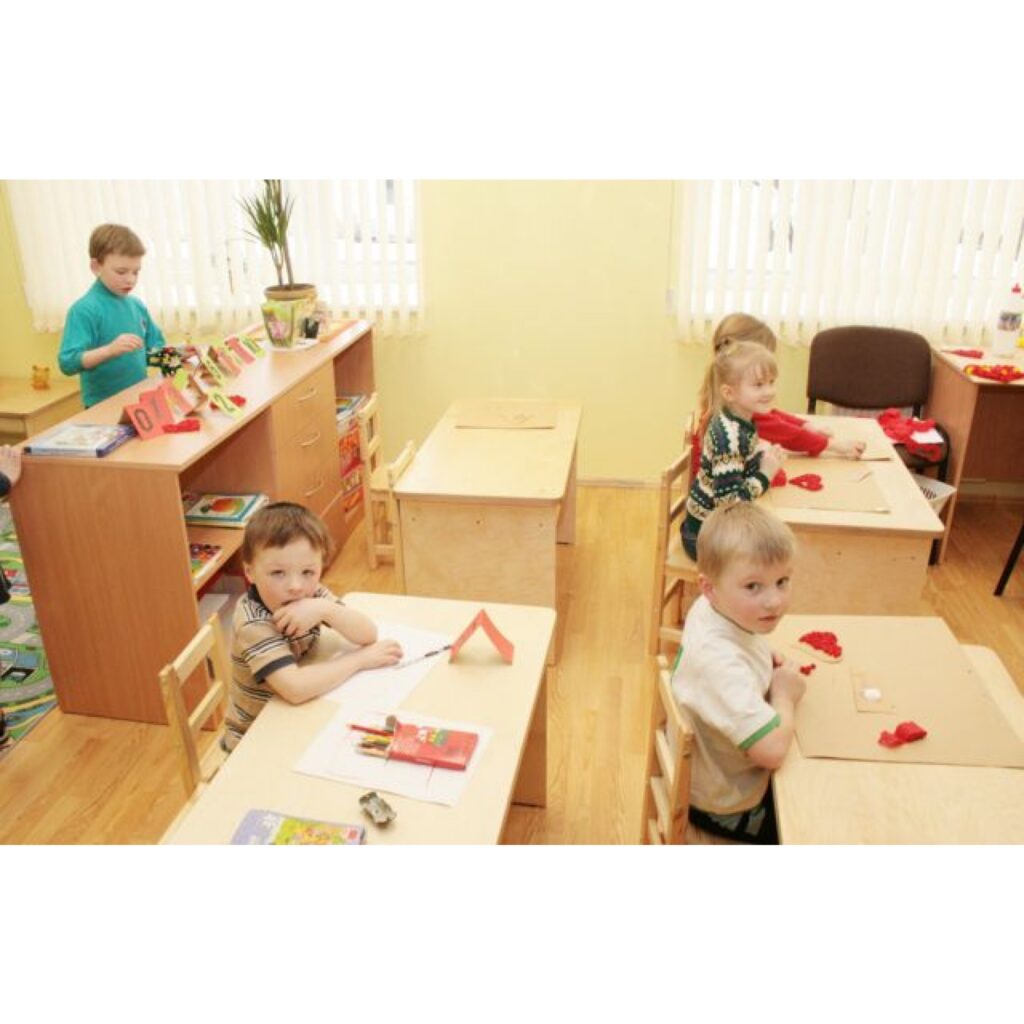 Ieejot Vijciema bērnudārza jaunuzceltajā piebūvē, tā pārsteidz ar savu gaišumu un sakārtotību. Rotaļlietu klāsts mazajiem ir gana bagāts, taču īpašu uzmanību piesaista koka rotaļlietu komplekts, kura dāvinātājs vēlējās palikt anonīms.
Autors: Aldis Dubļāns