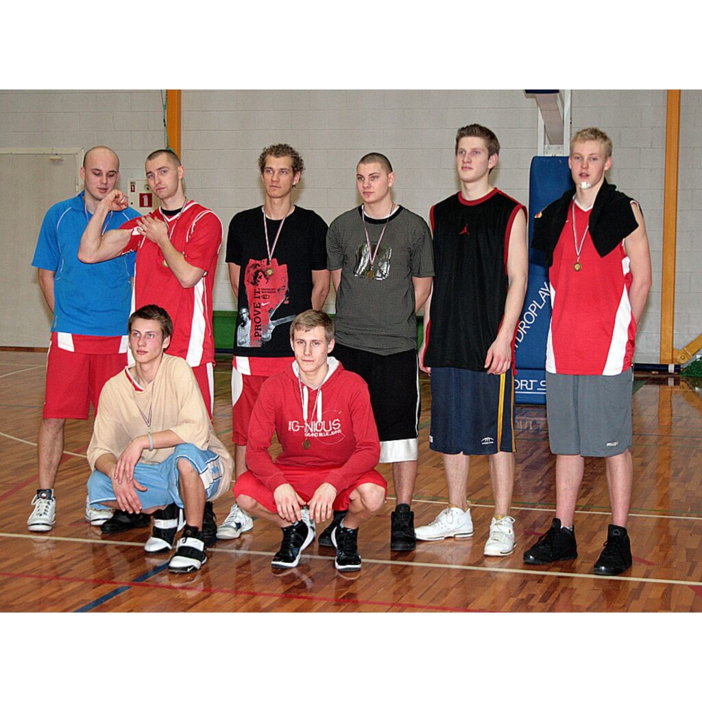 Valkas ģimnāzijas sporta hallē notika pilsētas atklātais čempionāta turnīrs basketbolā. Bija pieteikušās tikai četras komandas, tāpēc organizatori līdzekļu taupības dēļ izlēma, ka stiprākais jānoskaidro viena apļa turnīrā.

1. Bijušie...
Autors: Aldis Dubļāns